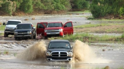 4 Trucks Caught in a Flash Flood