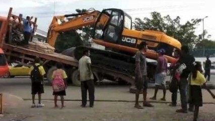 Amazing Loading – Excavator on Busy Road Loaded on Truck, SKETCHY!!