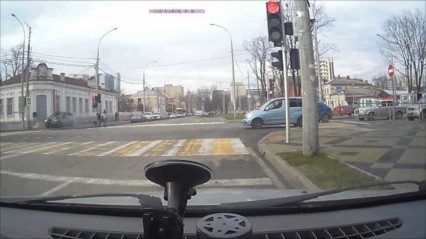 BMW X5 Runs Red Light Nearly Taking Out Pedestrians