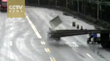 CRAZY Footage: Car Roof Ripped Off in Accident – Driver Uninjured!