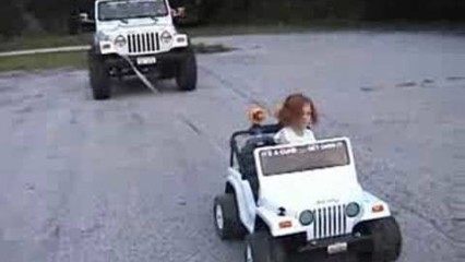Extreme Power Wheels Jeep pulling real Jeep 4×4!