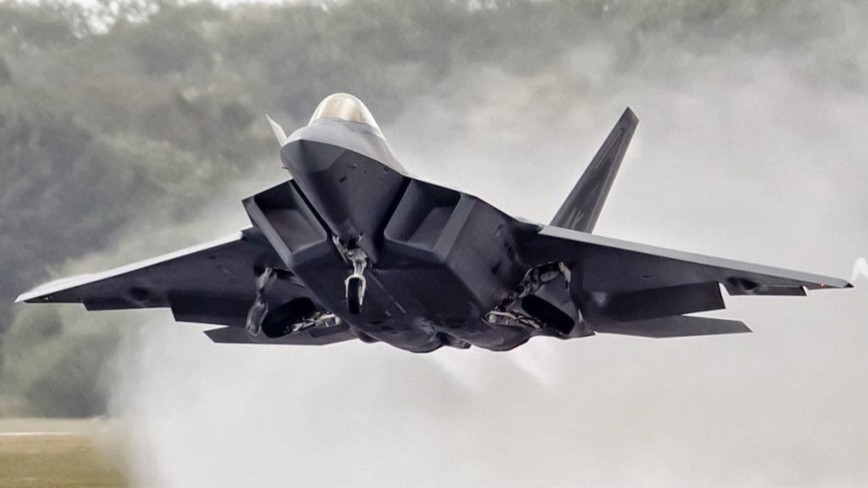 F-22 Insane Vertical Take-off and Flyby!