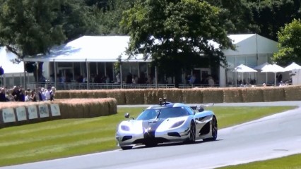 Koenigsegg One:1 – driving, flyby and loud revs!