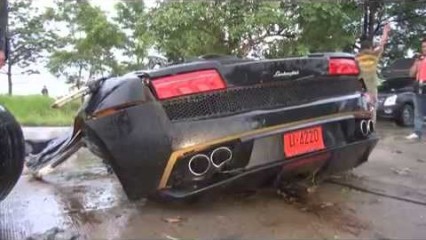 Lamborghini Gallardo Crashes & Splits In Two Pieces! Driver Walks Away Unharmed!