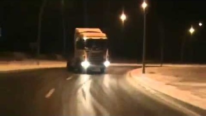 SEMI Truck Drifting The Roundabout With Ease!