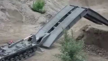 Small Scale RC Tank Deploys A Scissors Bridge In A Minute