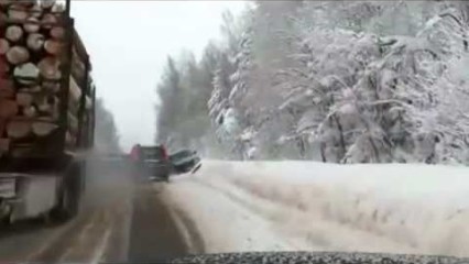 That Was a Close Call – SEMI Truck Nearly Takes Out Group of Stranded Cars!