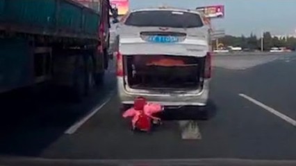 Toddler Falls Out Of Van On Busy Highway (Crazy video)