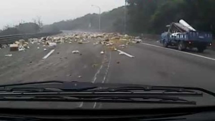 Violent Tire Explosion – Truck Loses Control and Wrecks Hard!