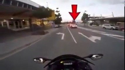 Lamborghini Gallardo vs Sport Bike on the Street