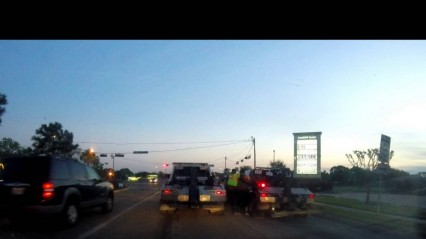 Tow Truck Drivers Fighting in the Middle of Traffic!