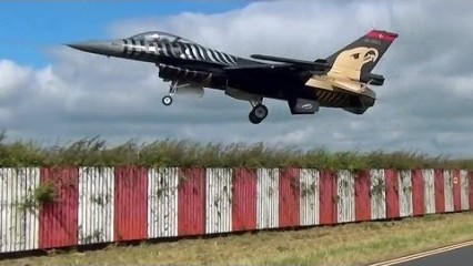 Turkish F-16 Display – Pilot Flying Like There’s No Tomorrow!