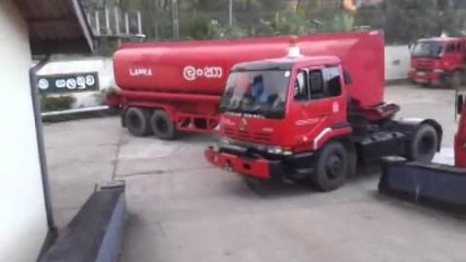 Fuel Truck Makes Extremely Sharp U-Turn – This Guy Can Drive!