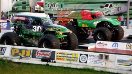 Monster Truck Drag Race – Grave Digger vs. Teenage Mutant Ninja Turtles
