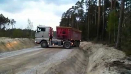 Truck Driver’s Skill Level 99999 – Now THAT is a U-Turn!