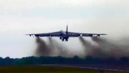 Amazing Plane – Eight Engine B-52 Bomber Smokey Black Acrid Takeoff.