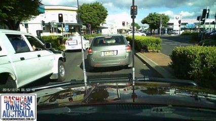 Gnarly Road Rage – Guy Uses Bat to Break Truck’s Window