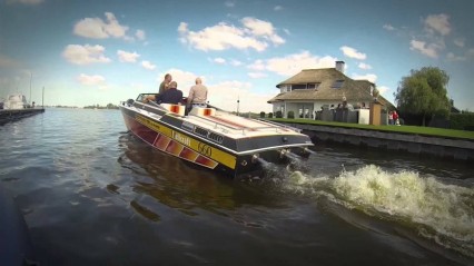 LOUD Powerboat Squeezes Through Extremely Tight Tunnel – Sketchy!