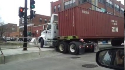 WORST Semi Truck Driver EVER –  Does This Guy Even Have a License?