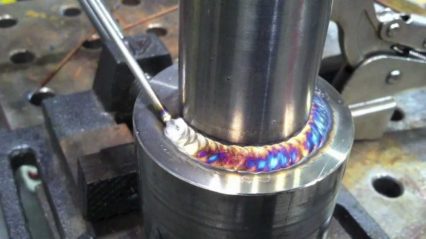 Welder shows how to turn junk welds into beautiful welds – Walking the cup vs TIG finger