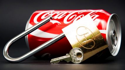 How to open a padlock with a Coca Cola can