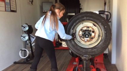 Little girl changes 19.5″ tire on Hunter TCX625HD heavy duty tire changer