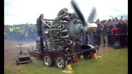 Sleeve valved Bristol Hercules airplane engine demonstration