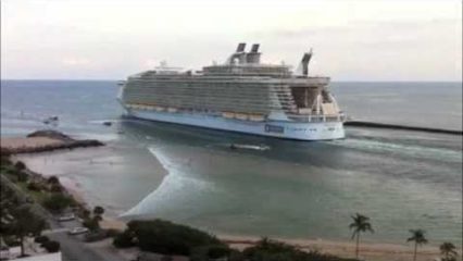 World’s largest cruise ship sucks the water off Fort Lauderdale beach