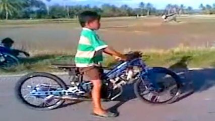 Youngest dragbike racers, they start racing young in Malaysia… No helmet?