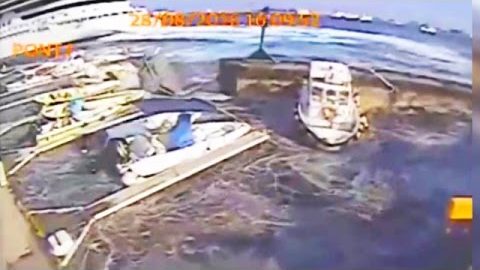 Carnival cruise ship's wake destroys docks sending boats everywhere