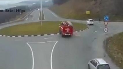 Firetruck cuts roundabout by going over it, only in Russia