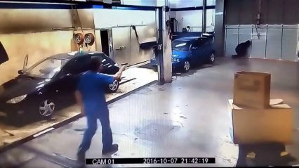 Thief outsmarted by car wash attendant, Thief fail caught on camera red handed