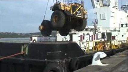 Chain Breaks While Loading Heavy Equipment on a Cargo Ship
