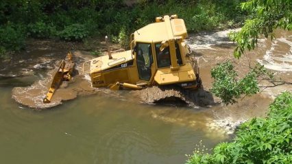 Skilled Machine Operator Removes his Stuck CAT D6N from Muddy Creek