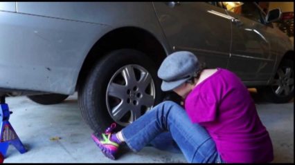 This girl changes a tire without arms, she’s got skills