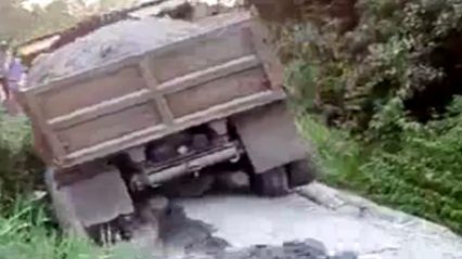 20 Ton Truck VS Bridge Made Out of Mud