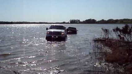 2003 Ford Powerstroke Pulls a Duramax Out of a Lake