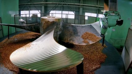Casting a Ships Gigantic Propeller at 1,800°F is Mesmerizing