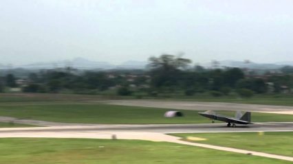 Incredibly Skilled F22 Pilot Makes a Touchdown With Only Two Wheels