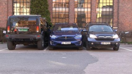 Tesla Model X Blocked by a Hummer and Honda… But Tesla Has a Secret Trick For This!