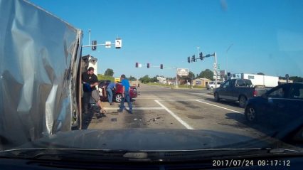 Lowes Truck Runs Red Light and Causes Massive Chaos!