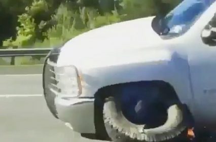 🎥 Chevy Silverado Goes Down The Freeway With No Front Wheel… He is in a Hurry!