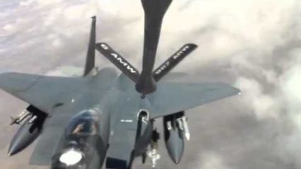 Badass Video Of The Day! F15 goes Inverted After Refueling
