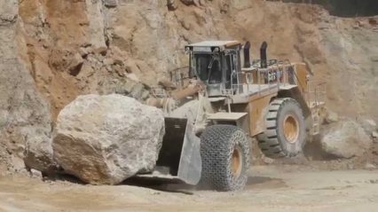 Does This Earthmover Have Enough Power? Caterpillar CAT 992K Plays With a Big Stone