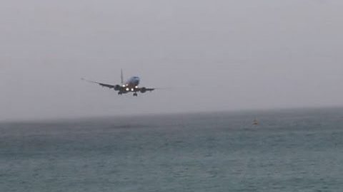 Guy Spots Landing 737 Dipping Low Over The Ocean, Captures Terrifying Footage