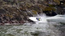 Shocking Moment Speed Boat Crashes On Rocks, Crowd Simply Stunned
