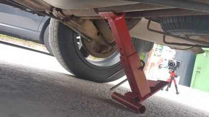 Homemade Car Jack Allows You To Merge Two Steps Into One