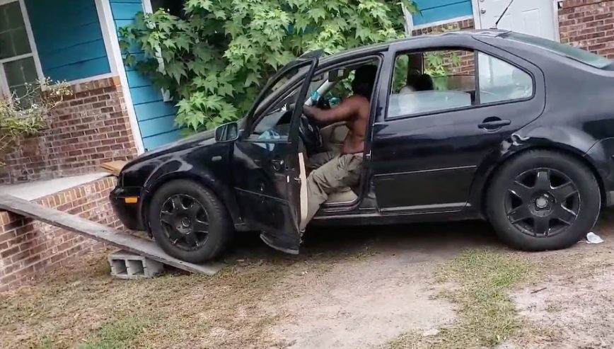 With Hurricane Incoming, People Struggle To Lift VW On Their Porch