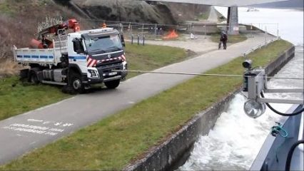 Truck Gets Stuck, Boat With Chain Comes To The Rescue