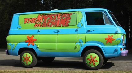 Super Fan Recreates Scooby Doo’s Mystery Machine in Great Detail